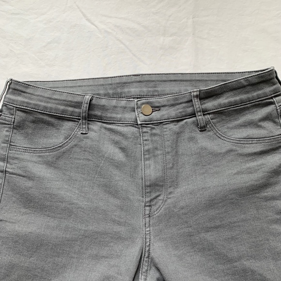 H&M &demin - High Rise Skinny Jeans (32) - Picture 3 of 8